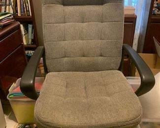 nice condition desk rolling chair