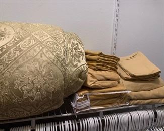 KG comforter & Egyptian sheets 
