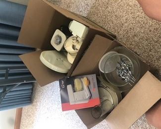 Food processor kit with several attachments