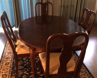 Queen and style dining table with four chairs