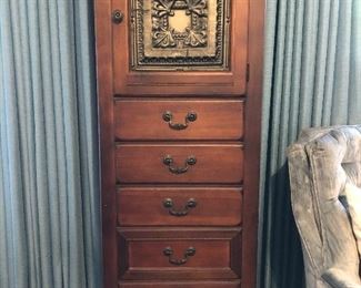 Broyhill Hutch with 5 Drawers