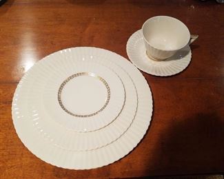 Lenox porcelain dinner service for 15. Cretan pattern. Greek key borders