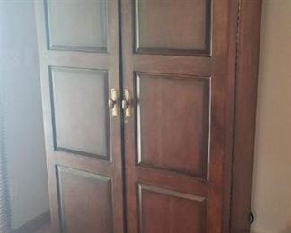 Fabulous Howard Miller fitted bar. A substantial quality piece.