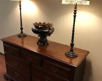 Chest with  6 drawers and 2 lamps