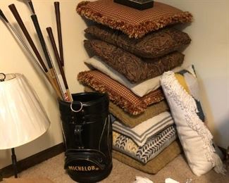 Miscellaneous golf related and pillows and lamp