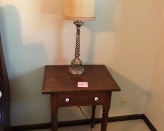 Elegant upright table with lamp