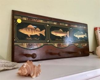 Fish pegs decor, seashells