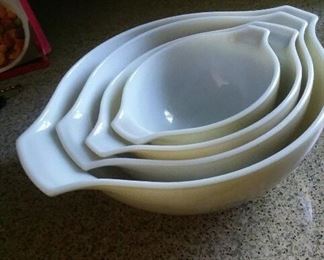 Nest of Pyrex bowls