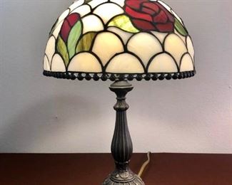 Lovely Dale Tiffany King Rose Table Lamp