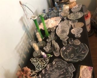 Table of miscellaneous items in glass, trivets, pottery, etc.