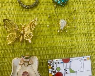 Lot 1129.  Lot of 12 Vintage Costume Jewelry Pins/Brooches. $30