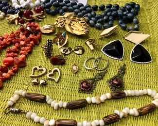 Lot 1142.  Mixed BIG bag of costume jewelry. Features 2 sets of pins/earring sets.  Lots of necklaces and earrings. Lot 1142.  Mixed BIG bag of costume jewelry. Features 2 sets of pins/earring sets.  Lots of necklaces and earrings. $35