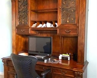 Sligh "Loredo" Executive Desk with Hutch                     
*THIS ITEM AVAILABLE FOR PRE-SALE