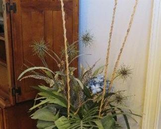 Mirrored plant stand