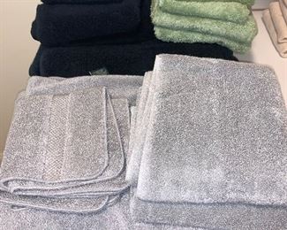 Set of assorted bath towel, hand towels and wash cloths - set $30