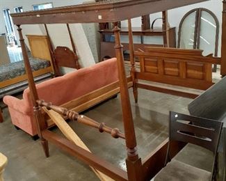queen canopy bed
