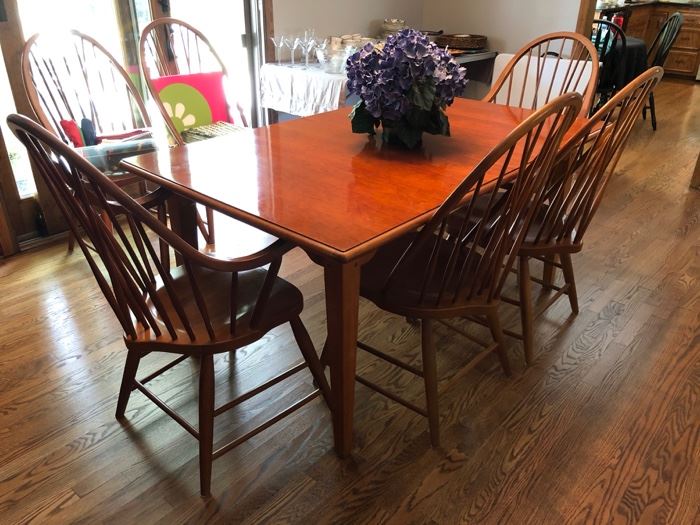 Gorgeous Thomasville dining room table and 6 chairs - includes 2 leafs and pads! 