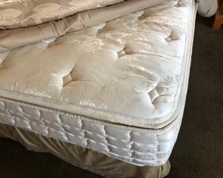 Queen mattress and boxspring 