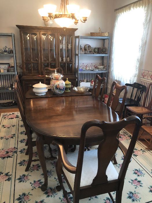 Ethan Allen Queen Anne Table/has leaf, pad, and 6 chairs