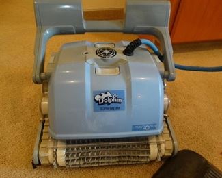 Dolphin Supreme M4 pool cleaner