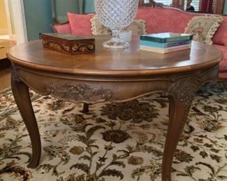 Round Accent Table details 