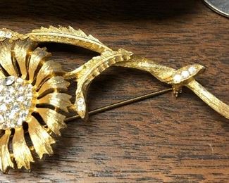 https://www.ebay.com/itm/114314491047	WL3009 USED VINTAGE  GOLD TONE 1962 KNIGHTS OF BABYLON  KREWE FAVOR PIN FLOWER W	Buy-It_Now	 $80.00 
