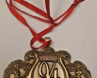 https://www.ebay.com/itm/114314458152	WL3022 BRONZE USED VINTAGE 1994 KREWE OF ORPHEUS KREWE FAVOR WITH RED RIBBON 	Auction	 Starts After 6PM 07/22/2020 
