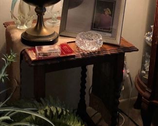 https://www.ebay.com/itm/114315343410	WL5003: Barley Twist Accent End Table Local Pickup	Auction	 Starts After 6PM 07/22/2020 
