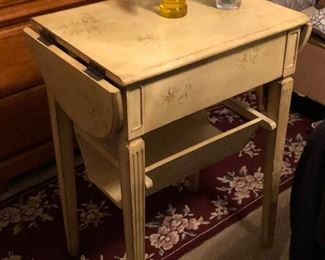 https://www.ebay.com/itm/114315349856	WL6014: Drop Leaf Accent Table Modern Local Pickup	Auction	 Starts After 6PM 07/22/2020 
