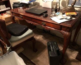 https://www.ebay.com/itm/124268141309	WL7053: Writing Table Desk Wood with Drawers Local Pickup	Auction	 Starts After 6PM 07/22/2020 
