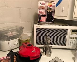 Microwave, steamer, Nuwave blender Tupperware pickle container