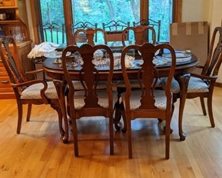 Cherry wood dining set with 2 leaves, and protective pads