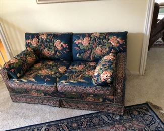 love seat with beautiful design and excellent condition $200.00