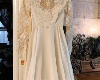 Vintage Wedding Dress / Bridal Gown (NOT available online.  Must be purchased at the sale.)