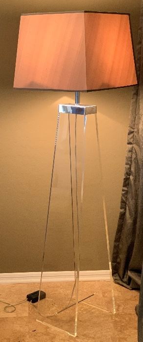 Contemporary Lucite\Acrylic Triangular Floor Lamp	65x18x18	HxWxD	PT111