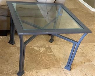 Metal Frame Glass Top Side Table	22x29.5x29.5in	HxWxD	PT172