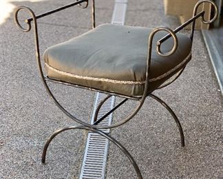 Iron  Accent Stool	28x27x20in	HxWxD	PT219