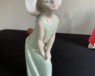 LLADRO CURIOUS GIRL WITH STRAW HAT FIGURINE #5009	3x2x9  inches		D714-11