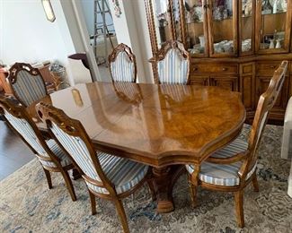 Absolutely beautiful, Bernhardt dining table w/6 chairs, 2 leaves and pads