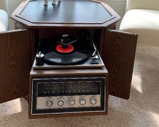 Vtg Magnavox AM/FM stereo with record player. WORKS