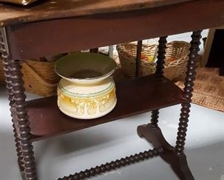 Spool leg table w/shelf