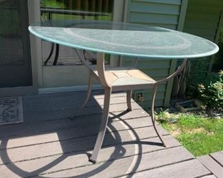 Round patio table