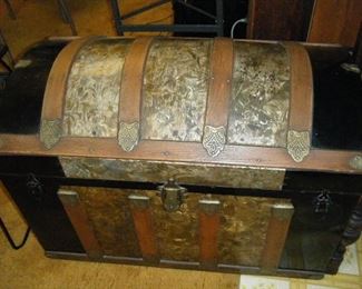 Nice humpback trunk with inserts 