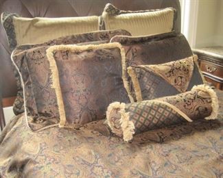 Queen size bedroom suite, comes complete with all the bedding and mattress. 