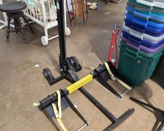 Riding lawnmower lift