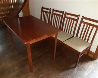 Small-size kitchen table and 4 chairs wood