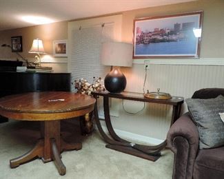 OAK ROUND PEDESTAL TABLE AND GLASS TOP SOFA TABLE, LAMP AND JOHN MIHOVAL FRAMED SIGNED PHOTO OF GALVESTON HARBOR, 1996