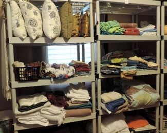 LINENS: PILLOWS, RUGS, THROWS, TABLECLOTHS, NAPKINS, TOWELS & BASKETS