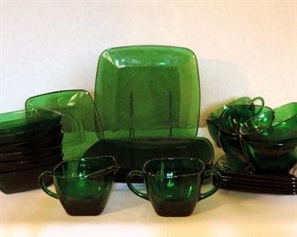 EMERALD GREEN DEPRESSION GLASS SET BY ANCHOR HOCKING, CHARM PATTERN