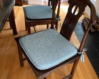$450 DREXEL WOODEN OVAL TABLE 6 CHAIRS
COMES WITH 2 LEAVES AND PADS
TABLE MEASURES WITHOUT LEAVES
89.5”L/49.5”L x 41.5”W x 29.5”
LEAF MEASURES
20”W x 41.5”L 